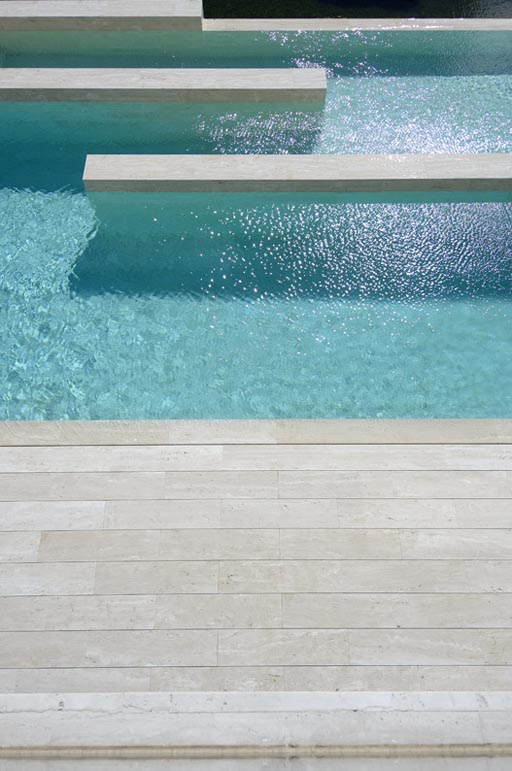 aménagement-extérieur-moderne-piscine-minimaliste-terrasse-bois-blanc
