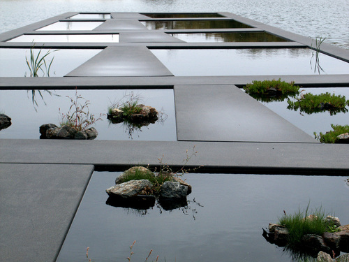 aménagement-extérieur-moderne-pièces-d'eau-plantes-pierres