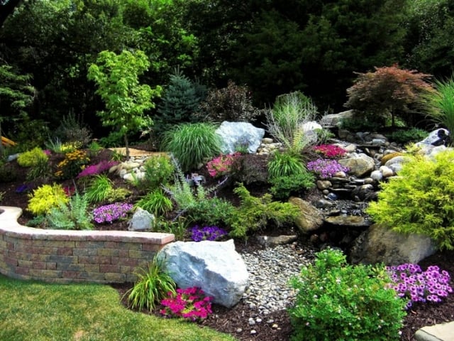aménagement jardin de rocaille végétation-couleurs-vives-murettes-pierres