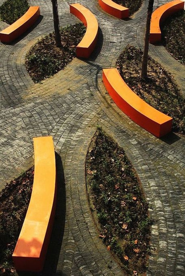 aménagement paysager moderne bancs-formes-géométriques-orange