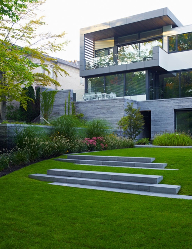 aménagement paysager moderne pelouse-façade-pente