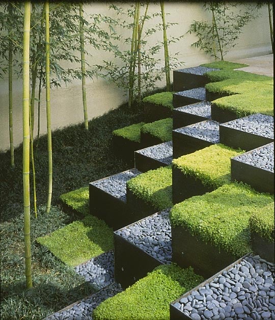 aménagement-paysager-ultramoderne-cubes-galets-plantes-tapissantes-bambou