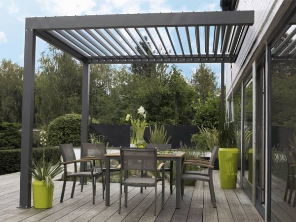 auvent-de-terrasse-aluminium-sol-bois-table-chaises