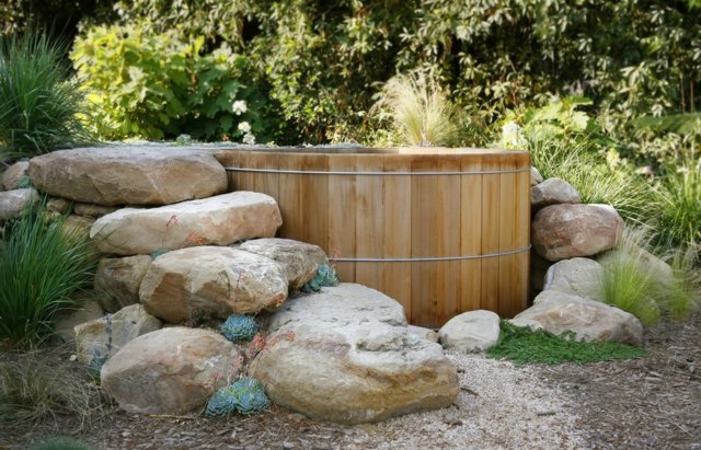 bain scandinave-entourée-pierres-jardin-rocaille