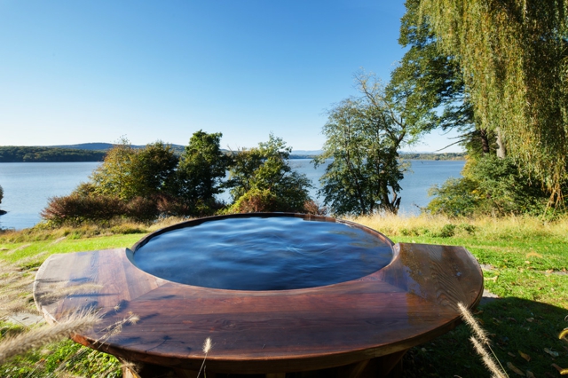 bain scandinave dans la nature-bois-foncé-appui-vaste