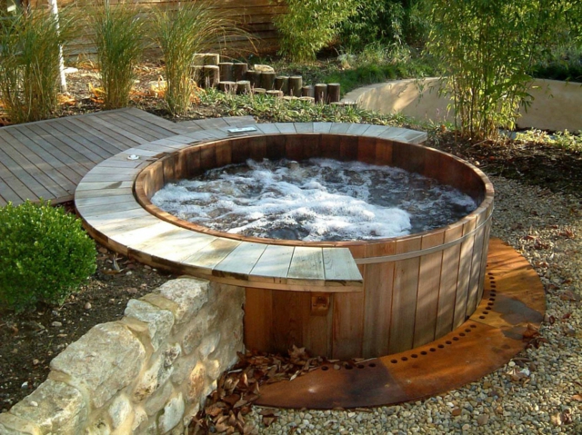 bain tourbillon en bois jardin-aménagement-extérieur-super