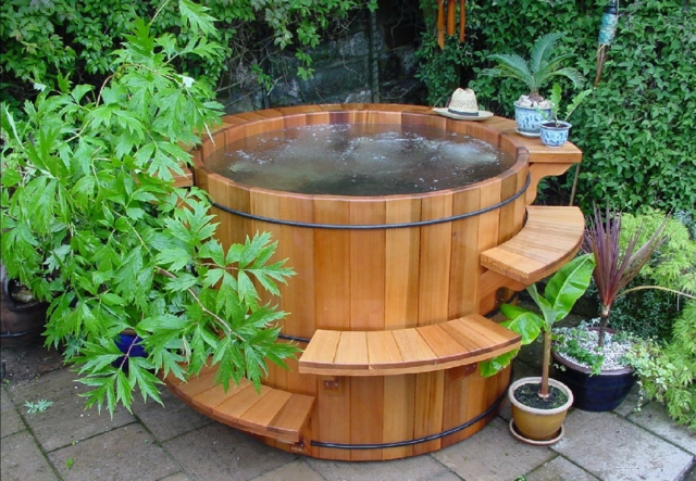 bain tourbillon extérieur jardin-plantes-luxuriantes
