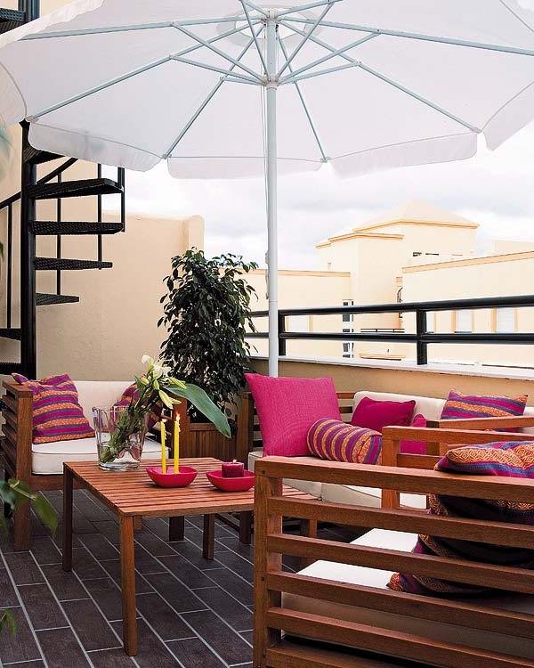 balcon-coin-salon-balustrade-parasol-blanc-escalier-colimaçon-métallique