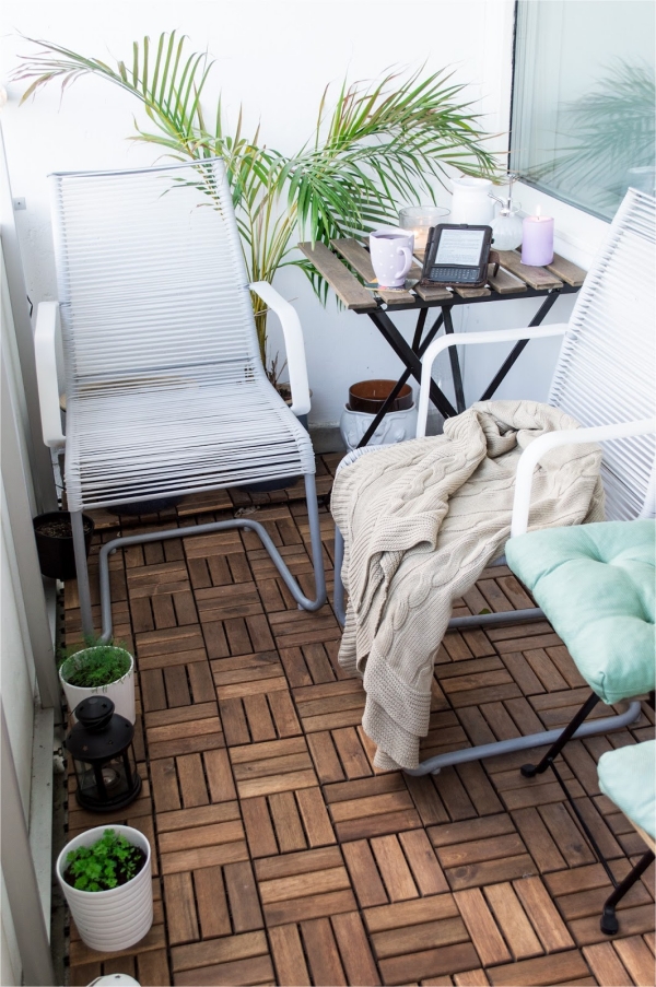 balcon-idées-aménagement-bien-être-meubles-chaises-longues-plancher-bois