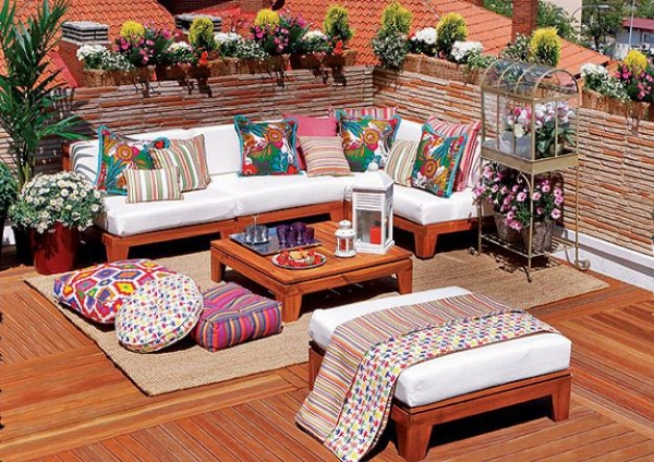 balcon-idées-aménagement-bien-être-meubles-fleurs-canapé-bois-table-basse Aménagement de balcon