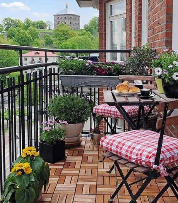 balcon-idées-aménagement-bien-être-meubles-fleurs-coussins Aménagement de balcon