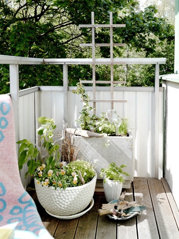 balcon-idées-aménagement-bien-être-meubles-jardinières-blanches