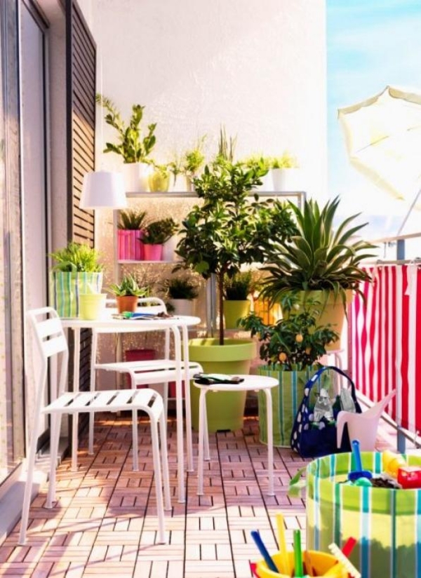 balcon-idées-aménagement-bien-être-meubles-meubles-blancs-plastique