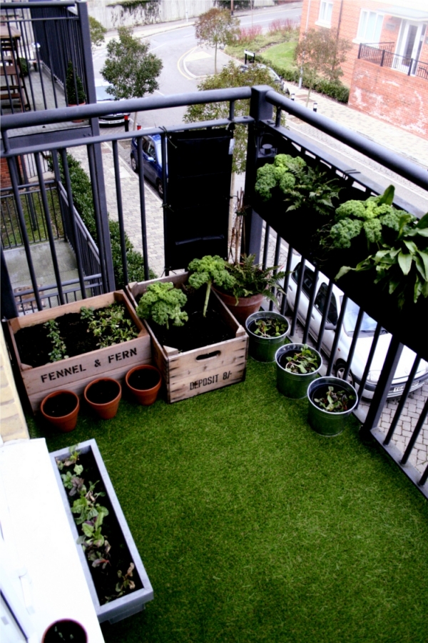 balcon-idées-aménagement-bien-être-meubles-pelouse-balustrade-fer