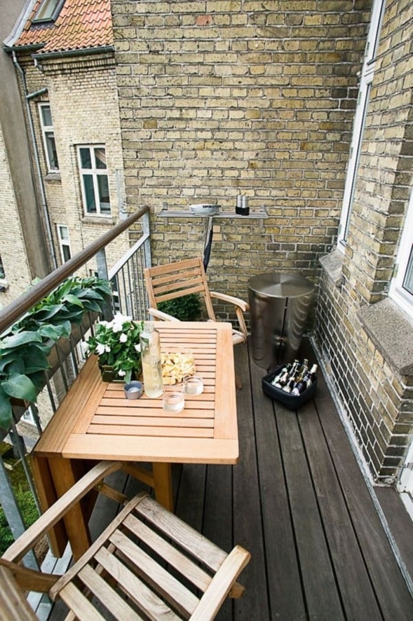 balcon-idées-aménagement-bien-être-meubles-table-pliante-bois