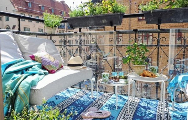 balcon-idées-aménagement-bien-être-meubles-tapis-bleu-coussins-tables-plastique