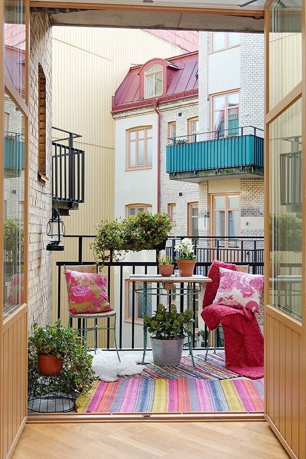 balcon-idées-aménagement-bien-être-meubles-tapis-multicolores-chaises-coussins