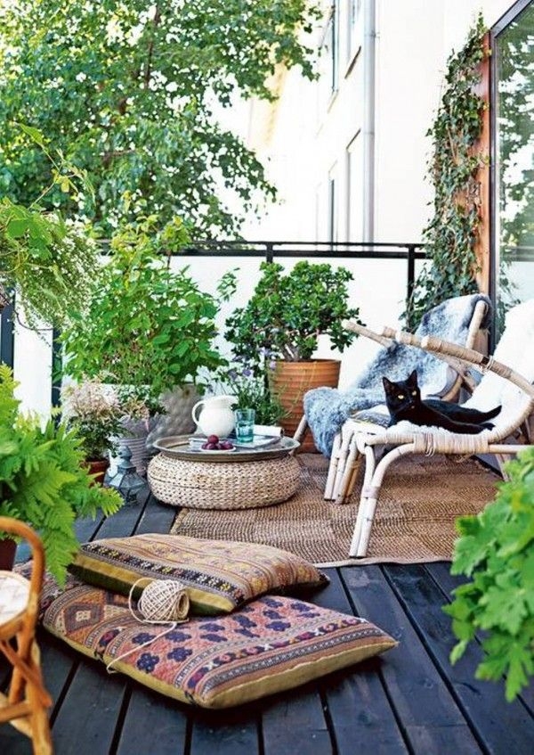 balcon-idées-aménagement-bien-être-meubles-tapis-table-chaises-rotin