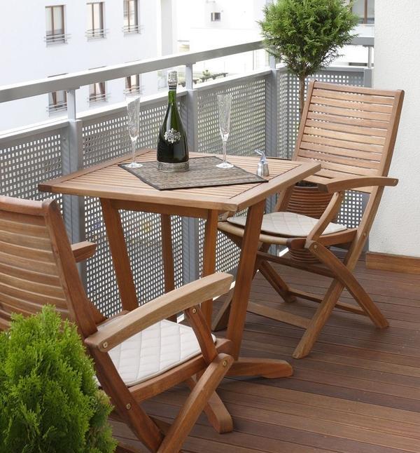 balcon-sympa-revêtement-ensemble-table-chaises-bois