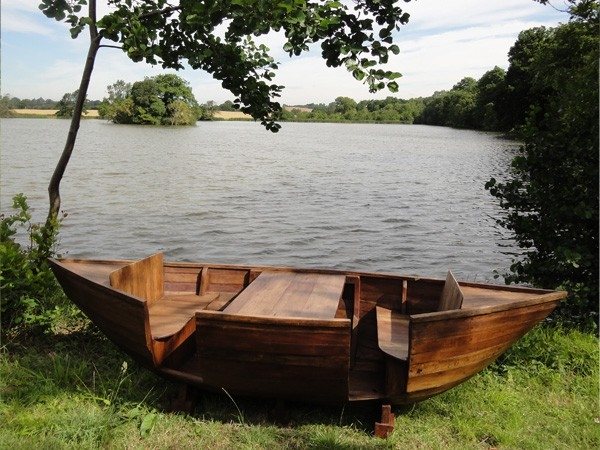 banc-barque-jardin-bois-conception-unique-coin-extérieur