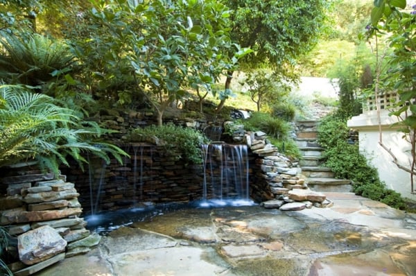 bassin-de-jardin-cascade-mur-pierre-végétation