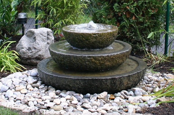 bassin-de-jardin-fontaine-galets-végétation-pierre