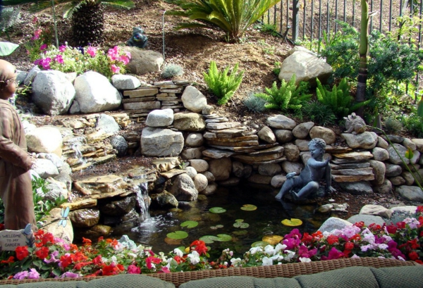 bassin de jardin statues-pierres-cascade