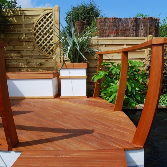 bois-bangkiraï-rougeâtre-sol-terrasse-balustrade-courbée