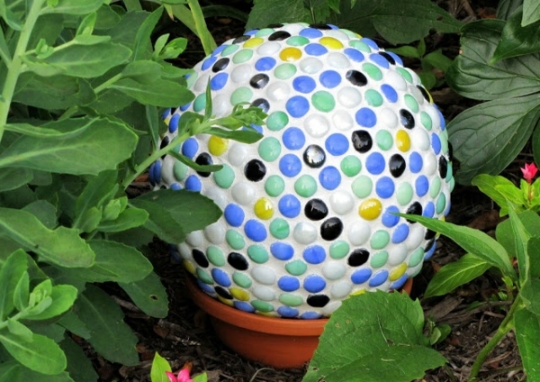 boules-bowling-idées-DIY-décoration-jardin-cailloux-multicolores déco de jardin