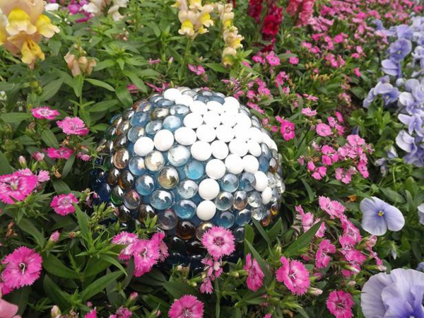 boules-bowling-idées-DIY-décoration-jardin-cailloux-verre