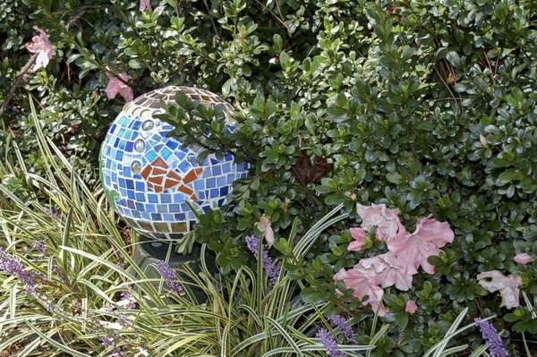 boules-bowling-idées-DIY-décoration-jardin-carreaux-mosaïque