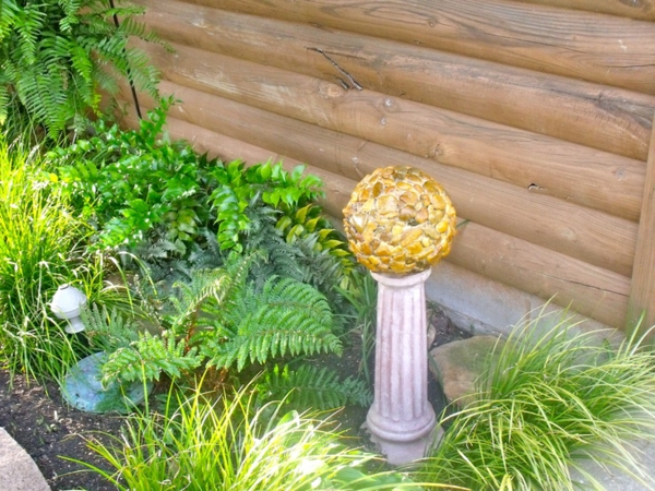 boules-bowling-idées-DIY-décoration-jardin-colonne-blanche-verre-jaune déco de jardin