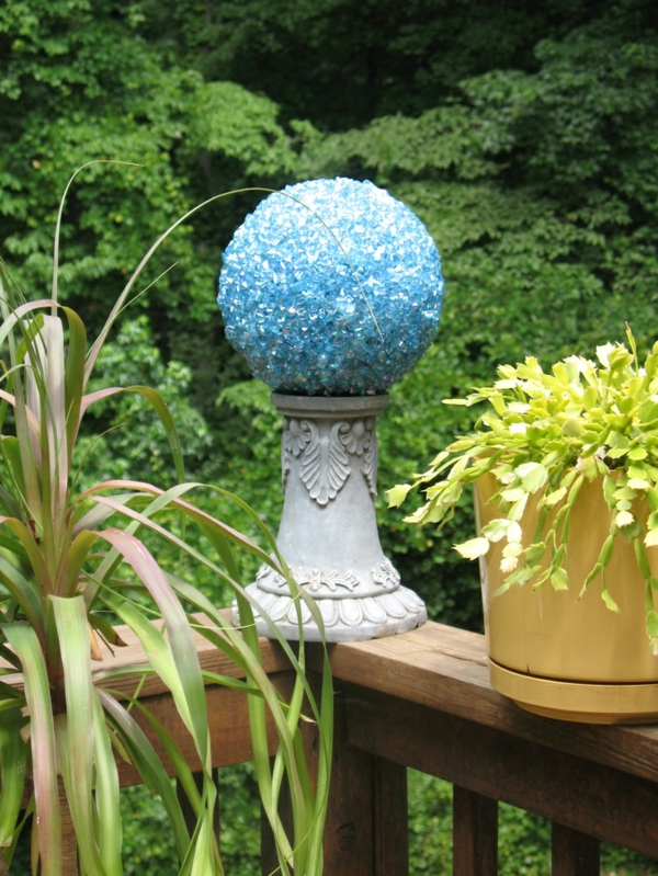 boules-bowling-idées-DIY-décoration-jardin-colonne-blanche déco de jardin