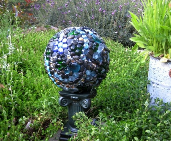 boules-bowling-idées-DIY-décoration-jardin-colonne-noire-verre déco de jardin