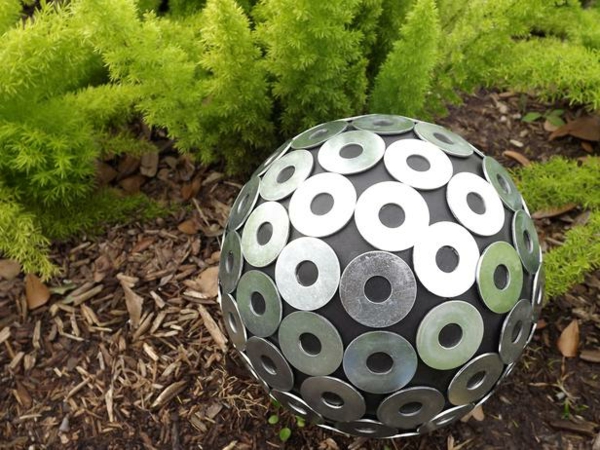 boules-bowling-idées-DIY-décoration-jardin-disques-métalliques