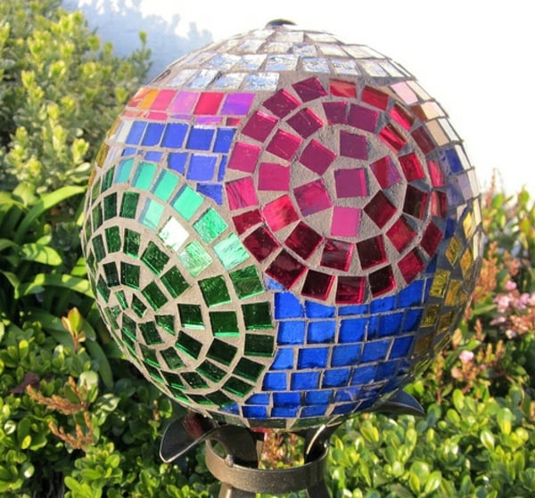 boules-bowling-idées-DIY-décoration-jardin-pièces-verre-coloré