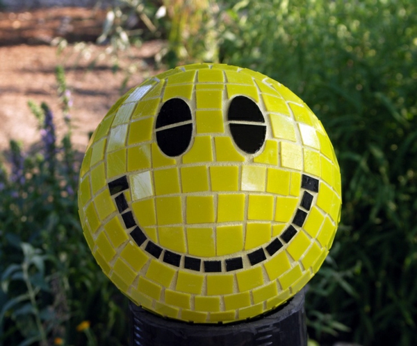 boules-bowling-idées-DIY-décoration-jardin-smiley