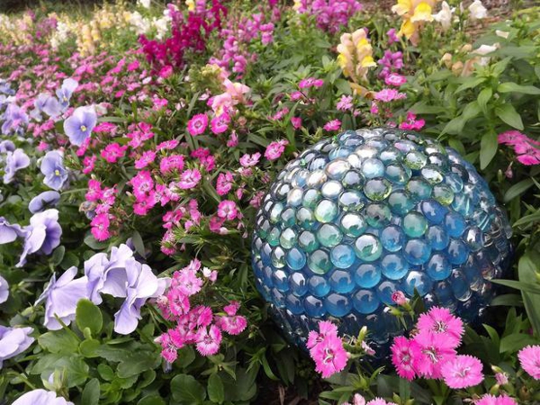 boules-bowling-idées-DIY-décoration-jardin-verre-pièces déco de jardin