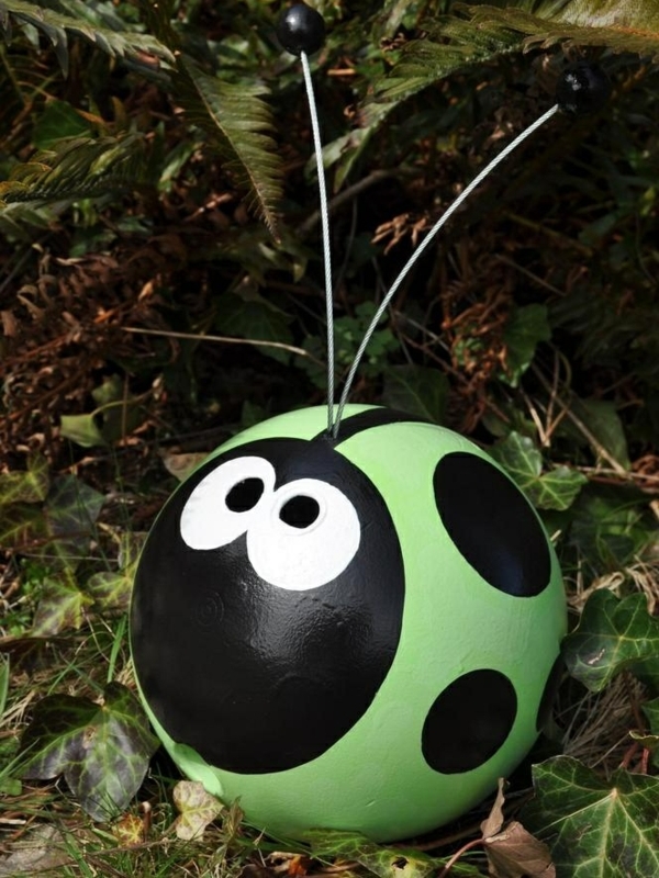 boules-bowling-idées-DIY-décoration-jardin-coccinelle-vert-noir