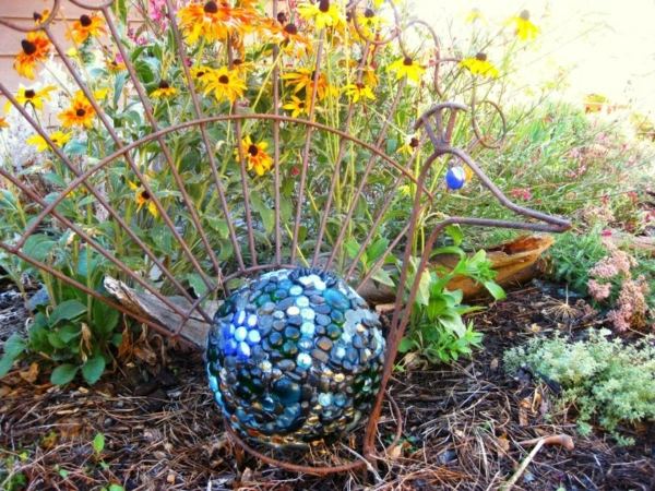 boules-bowling-idées-DIY-décoration-jardin-oiseau-cailloux-paon