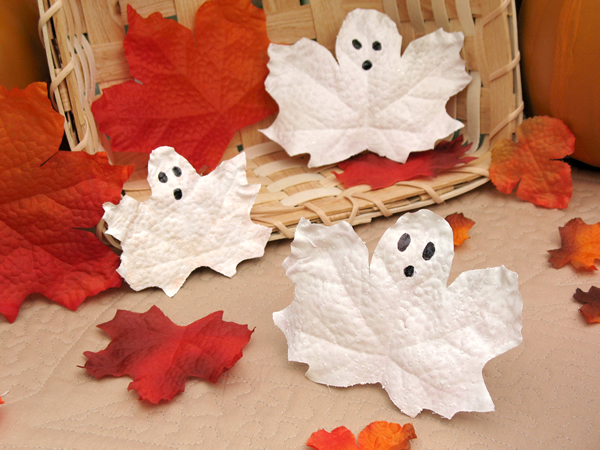 bricolage Halloween pour enfants idée-créative-feuilles-fantômes