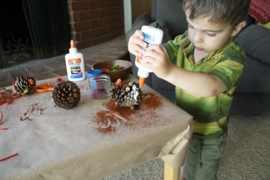 bricolage facile pour enfants cônes-enfant-colle-paillettes