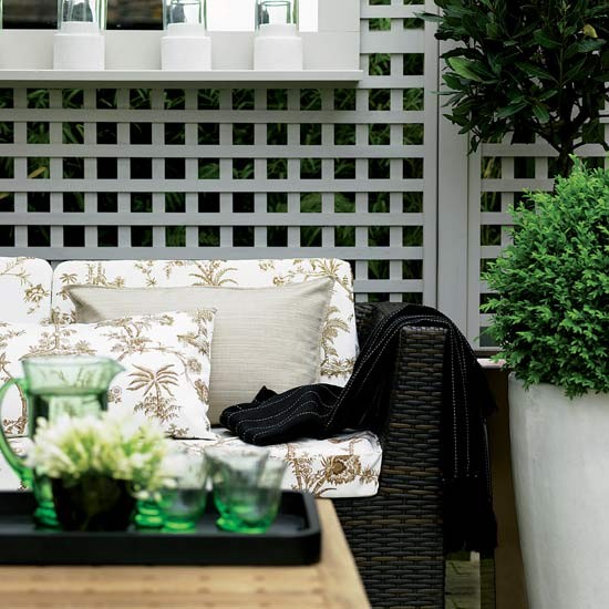 brise-vue-installer-jardin-intimité-treillis-blanc-bois brise-vue dans le jardin