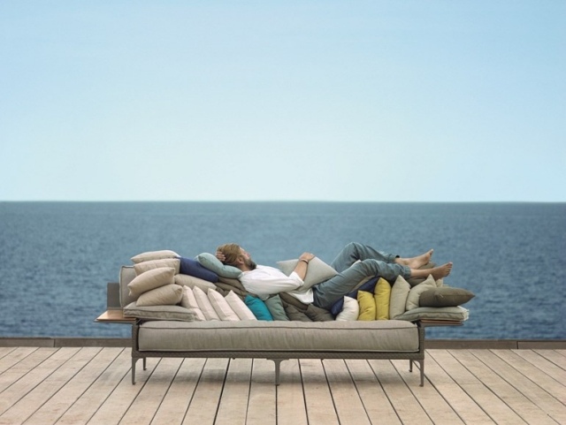 canapé-lounge-extérieur-magnifique-coussins-Rayn-Philippe-Starck-Dedon