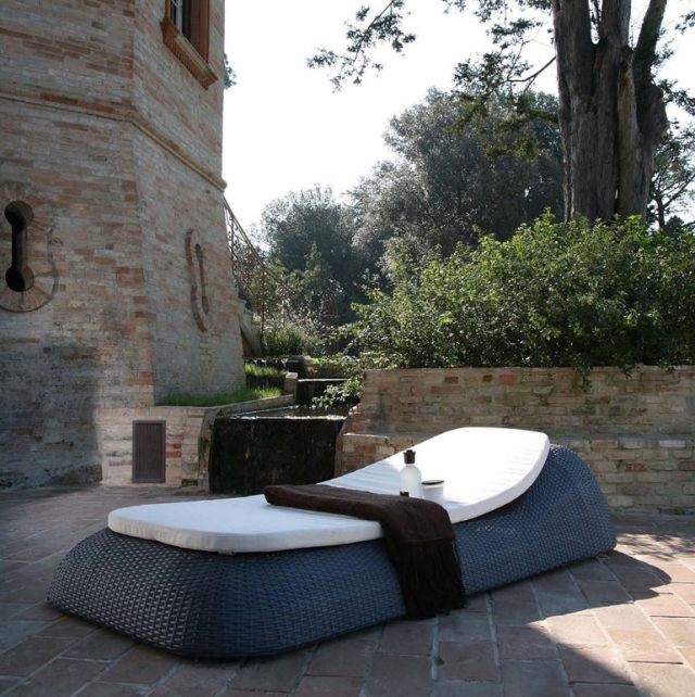 chaise-longue-design-moderne-résine-tressée-noire-ISCHIA