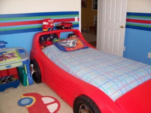 chambre d'enfant moderne-lit-voiture-rouge
