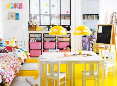 chambre d’enfant -meuble-boites-rangement-table-chaises-blanches