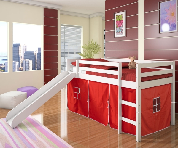 chambre-pour-enfant-lit-mezzanine-toboggan-blanc-rideaux-rouges