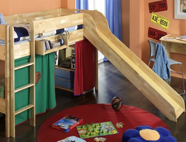 chambre-pour-enfant-lit-mezzanine-toboggan-bois-rideaux-vert-rouge