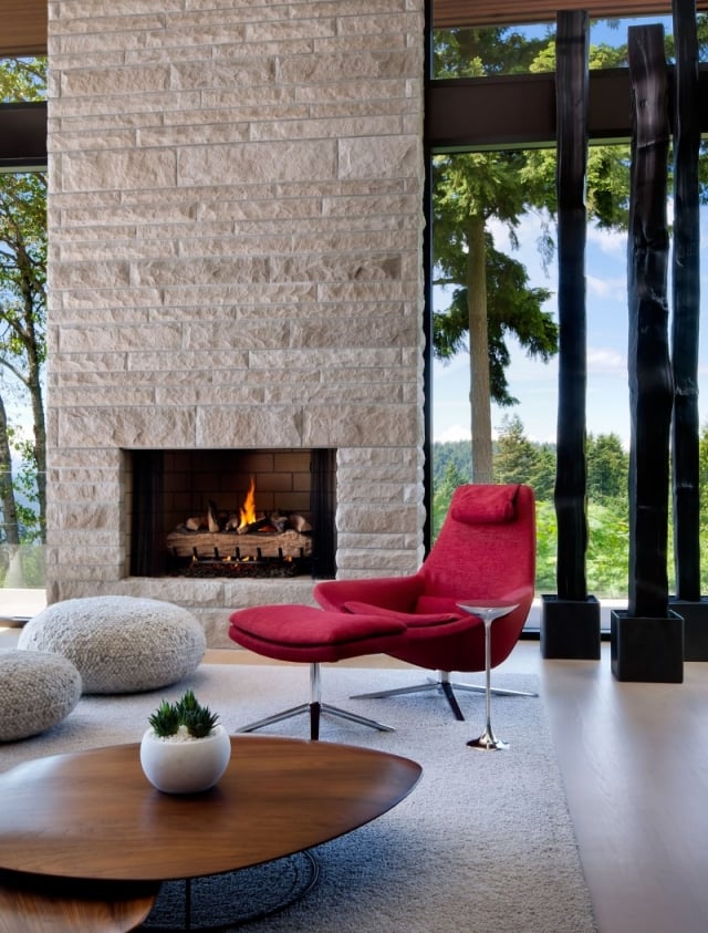 cheminée de salon encastrée mur- revêtement-pierre-chaises-rouges
